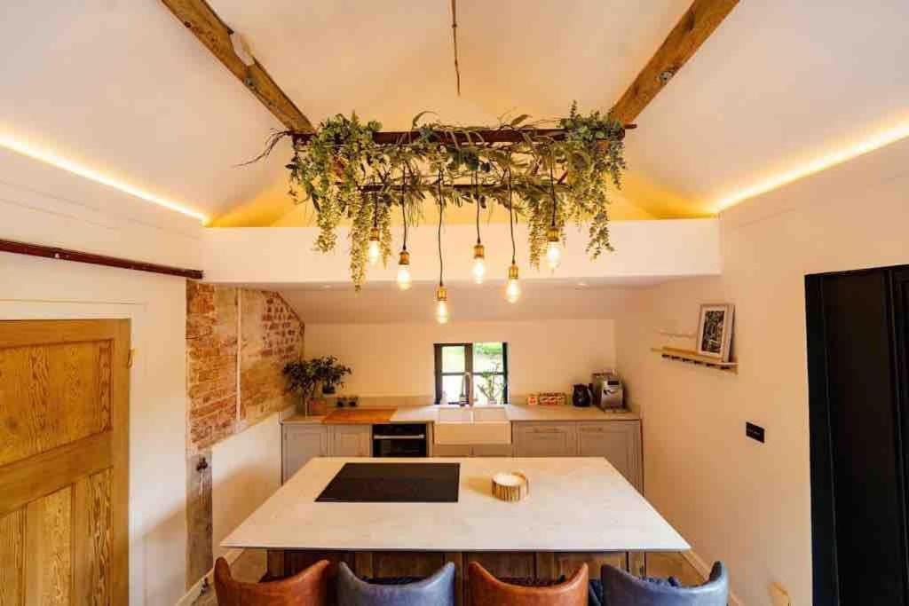 Luxury Barn With Hot Tub, Spa Treatments, Private Dining Little Budworth Exterior foto